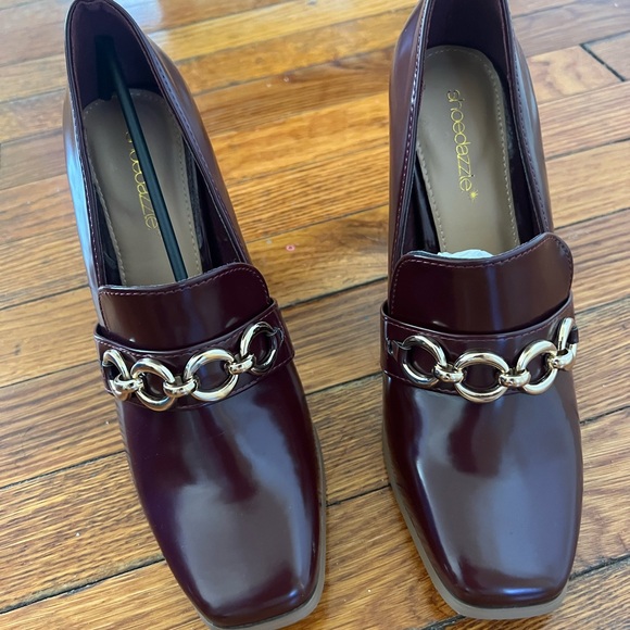 Shoe Dazzle Burgundy Heels with Gold Chain - Picture 2 of 4